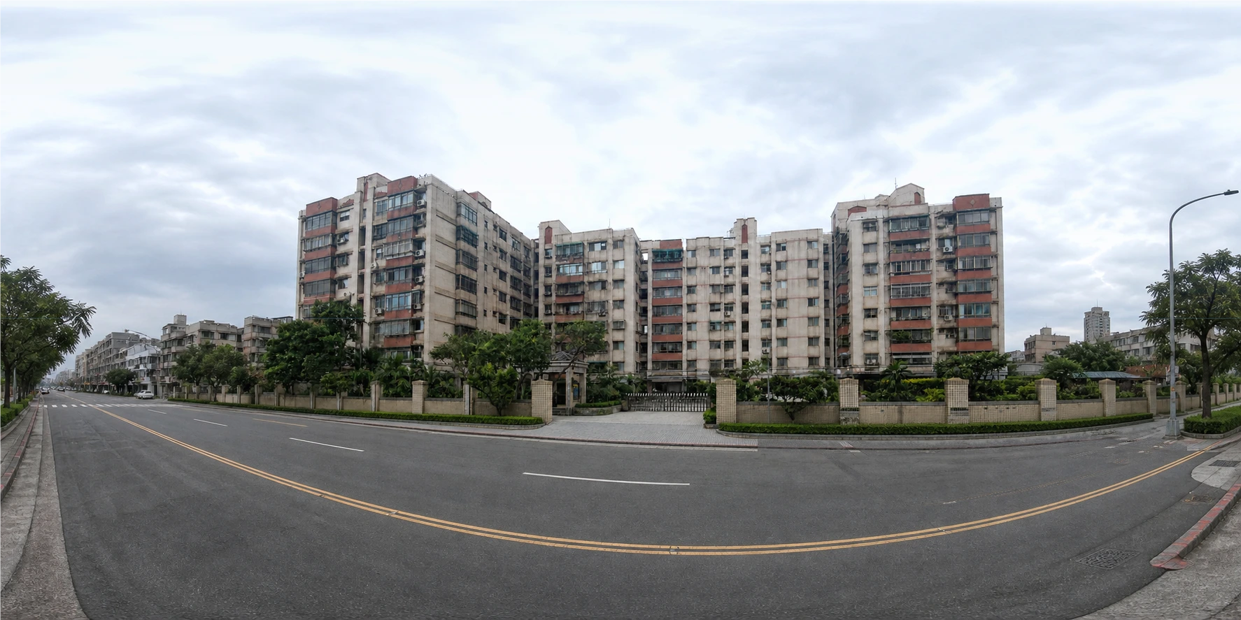 從馬路對面看向民國82年落成、四棟相連、地上八層的南榮美寓住宅社區